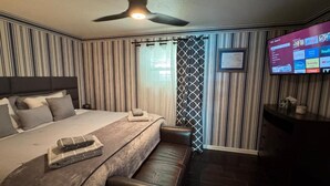 WiFi, bed sheets - The Yellow Bungalow in Riverview is a cozy holiday home on the Alafia river. (Riverview)