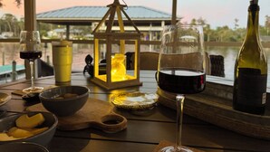 Outdoor dining - The Yellow Bungalow in Riverview is a cozy holiday home on the Alafia river. (Riverview)