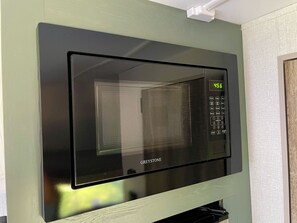 Microwave - Luxury Trailer Stay with Direct Access to Trail, Full Hookup and included (Orinda)