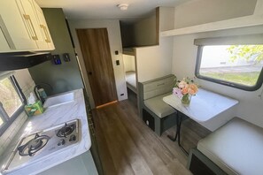 Private kitchen - Luxury Trailer Stay with Direct Access to Trail, Full Hookup and included (Orinda)