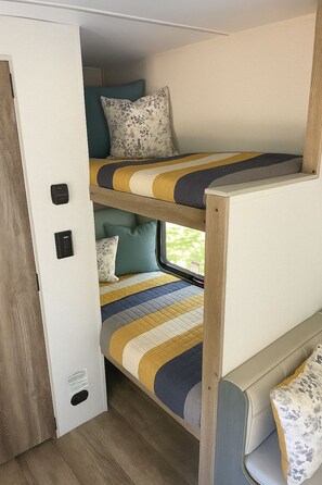 Unclassified image, 5 of 18, button - Luxury Trailer Stay with Direct Access to Trail, Full Hookup and included (Orinda)