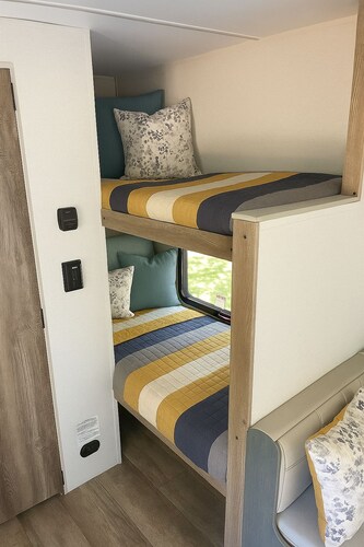Luxury Trailer Stay with Direct Access to Trail, Full Hookup and included