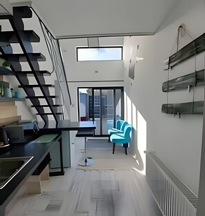 A modern interior with a staircase, a desk, and a chair. - Okeyloft 3 Coyhaique (Coyhaique)