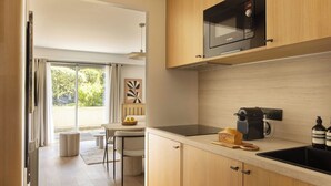 Una cucina moderna con un forno a microonde Bosch, una pagnotta e una macchina da caffè.