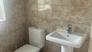 Shower, towels - Cosy 2 Bed Apartment in Enfield (Enfield)