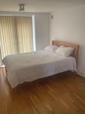 Room - Cosy 2 Bed Apartment in Enfield (Enfield)