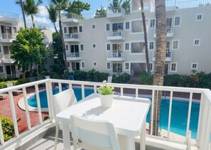 Estúdio básico, sacada, vista para a piscina | Vista da sacada