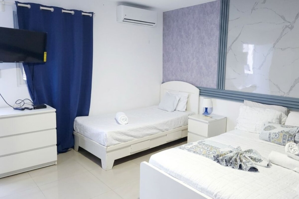 Estúdio básico, sacada, vista para a piscina | Cofres nos quartos, Wi-Fi de cortesia