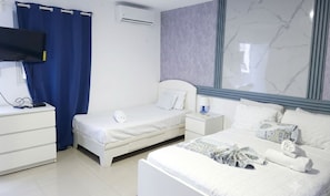 Estúdio básico, sacada, vista para a piscina | Cofres nos quartos, Wi-Fi de cortesia