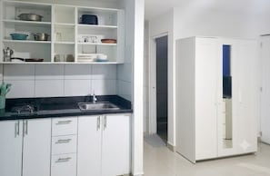 Estúdio básico, sacada, vista para a piscina | Cozinha privada | Frigobar, lava-louças, talheres/pratos/utensílios de cozinha