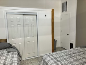 Room - Downtown modern 2 bedroom apartment, no steps. We have boat parking w/electric. (Lansing)