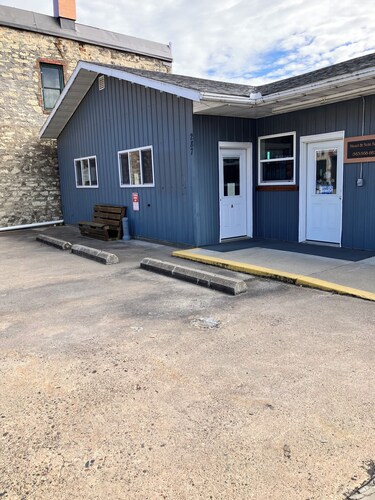 Downtown modern 2 bedroom apartment, no steps. We have boat parking w/electric.