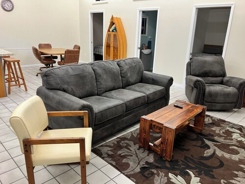 Downtown modern 2 bedroom apartment, no steps. We have boat parking w/electric.