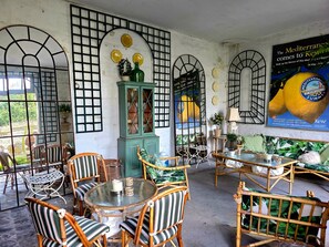 Outdoor dining - Vrbo Property (Saumur)