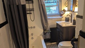 A bathroom with a bathtub, toilet, and sink. - 144H A Purple Portal Spacious 5-bedroom apartment (New London)