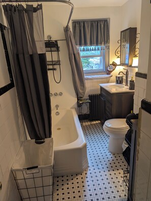 Un baño con bañera, inodoro y lavamanos.
