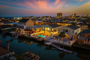 A waterfront residential area with houses, a dock, and a swimming pool. - Waterfront Pool Home · Putting Green · Fishing (North Myrtle Beach)