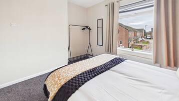 Iron/ironing board, WiFi, bed sheets