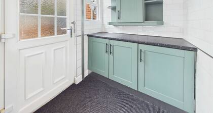 South Kirkby Home | Sleeps 6 | Parking