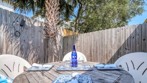 Outdoor dining - 🏖️Coral Cove 83A | Community Pools + Tennis Courts | Close to Beach🌴 (Miramar Beach)