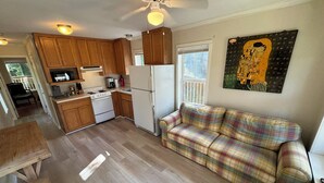 Living area - Bayou Bengal Bungalow Fire Pit-Grill-Screened Porch-Near LSU & Bars Restaurants (Baton Rouge)