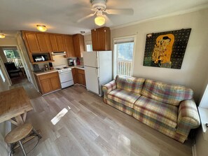 Living area - Bayou Bengal Bungalow Fire Pit-Grill-Screened Porch-Near LSU & Bars Restaurants (Baton Rouge)