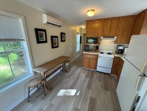 Private kitchen - Bayou Bengal Bungalow Fire Pit-Grill-Screened Porch-Near LSU & Bars Restaurants (Baton Rouge)