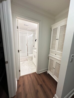 Een badkamer met douche, toilet en wastafel.