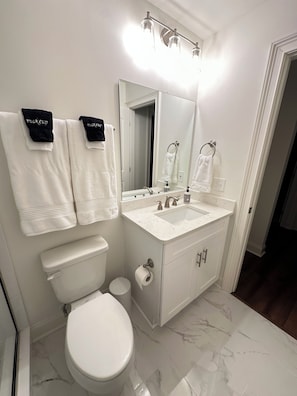 Bathroom - 2-Bedroom Condo in Auburn-Walk to Stadium and Downtown (Auburn)