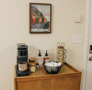 Unclassified image, 5 of 12, button - Modern Cottage: 3 Mins to Downtown, 12 Mins to NC ZOO (Asheboro)