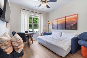 Room - Trailfront Ride & Reel - Upscale Retreat 4bd/2.5ba Sleeps 10 (Bella Vista)