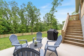 Outdoor dining - Trailfront Ride & Reel - Upscale Retreat 4bd/2.5ba Sleeps 10 (Bella Vista)