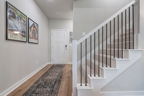 Front entry - Trailfront Ride & Reel - Upscale Retreat 4bd/2.5ba Sleeps 10 - HOT TUB! (Bella Vista)