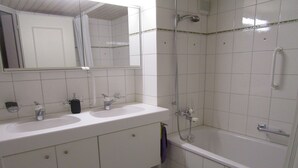 Bathroom - Wohnung mit Sicht auf den Landsgemeindeplatz. (Appenzell)