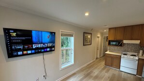 Private kitchen - Bayou Bengal Bungalow Fire Pit-Grill-Screened Porch-Near LSU & Bars Restaurants (Baton Rouge)