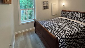 Room - Bayou Bengal Bungalow Fire Pit-Grill-Screened Porch-Near LSU & Bars Restaurants (Baton Rouge)