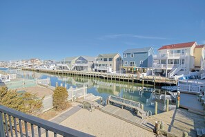 Un port de plaisance avec des bateaux amarrés et des maisons au bord de l’eau.