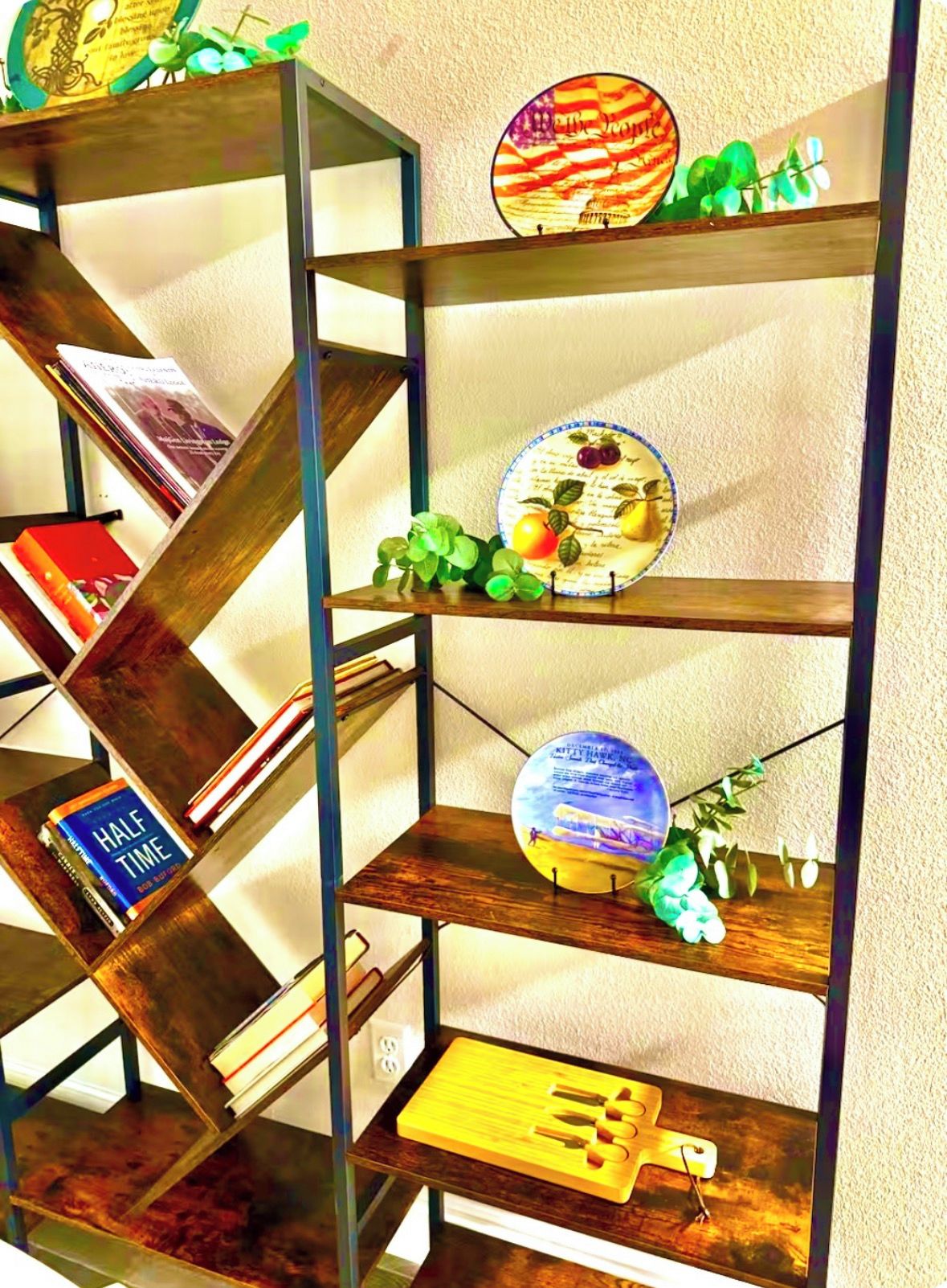 Una estantería metálica escalonada con varios objetos decorativos y libros.