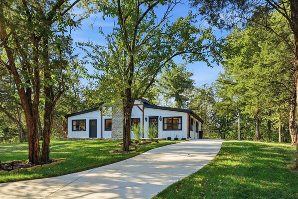 Exterior - Premium Mt Washington home w/ hot tub & billiards! (Mount Washington)