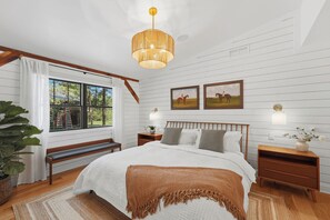 Room - Premium Mt Washington home w/ hot tub & billiards! (Mount Washington)