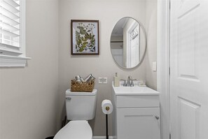 Unclassified image, 5 of 32, button - Bright & Airy Sanford Retreat-Hosts up to 6 Guests (Sanford)
