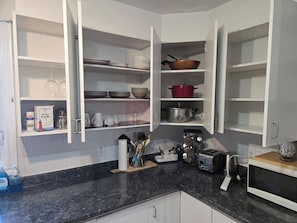 Private kitchen - Appartement calme 2 chambres près d’Ottawa – Wi-Fi et stationnement (Gatineau)