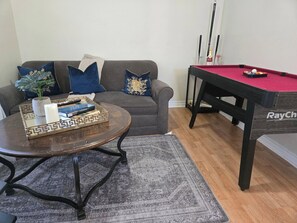 Games room - Appartement calme 2 chambres près d’Ottawa – Wi-Fi et stationnement (Gatineau)