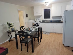 Private kitchen - Appartement calme 2 chambres près d’Ottawa – Wi-Fi et stationnement (Gatineau)