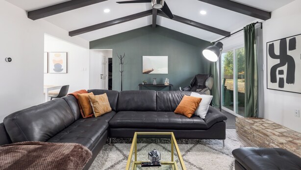 Living area - 3BR Retreat in Austin — Massage chair & Firepit (Austin)