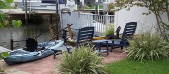 Waterfront Oasis - Stock Tank, Pool, Floating Dock & Kayaks