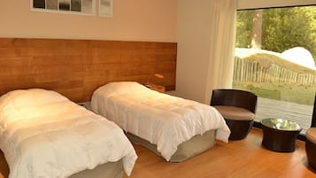 4 bedrooms, WiFi (free), bed sheets