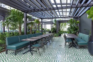 Outdoor dining - 40th-Floor Bay Views with Pool and Balcony in Miami G4013 (Miami)