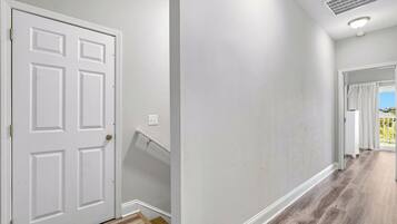 Bright hallway with clean finishes and easy access to the bedrooms.