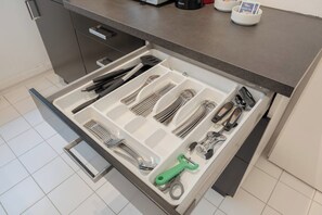 Eine Schublade mit Küchenutensilien und Geräten.